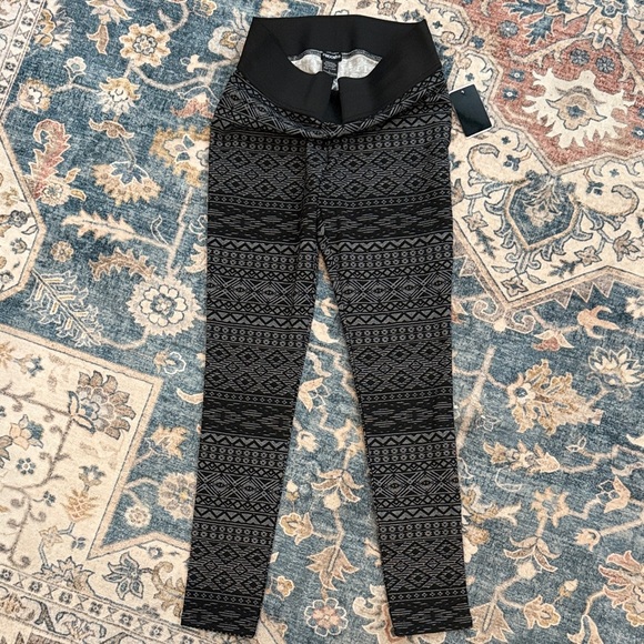 Stoosh Women’s Large Black White Patterned Leggings - Picture 5 of 9